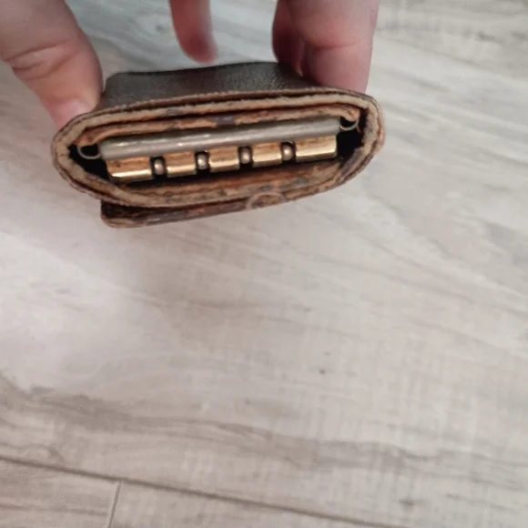 LOUIS VUITTON 4 Key Holder in Monogram Canvas - Picture 3 of 10